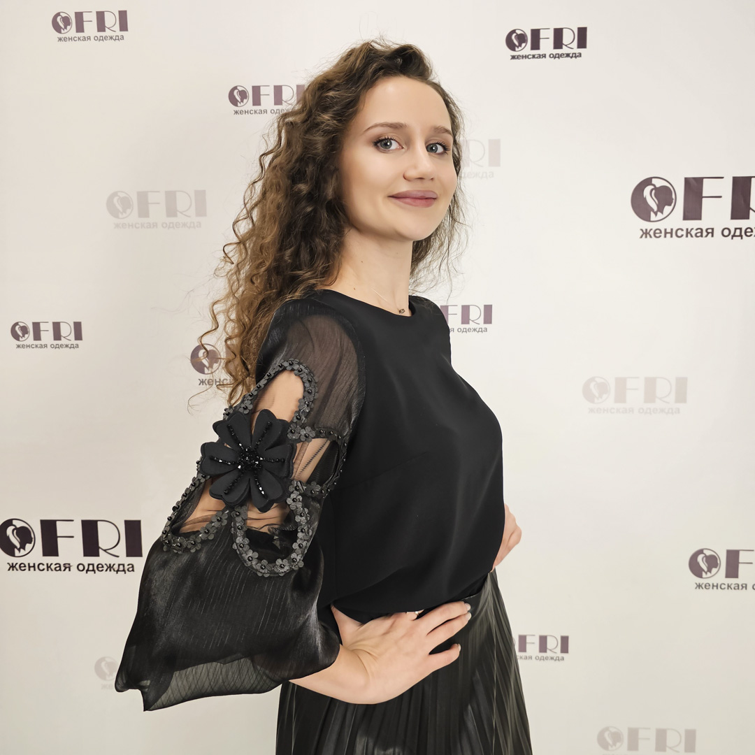Блузка с декором на объемных рукавах